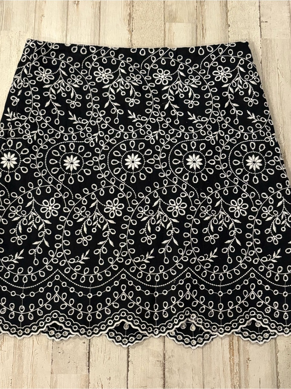 Loft Eyelet Embroidered Skirt Size 2